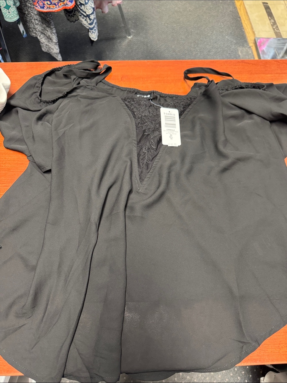 Torrid cold shoulder flutter top size 00 // 091706